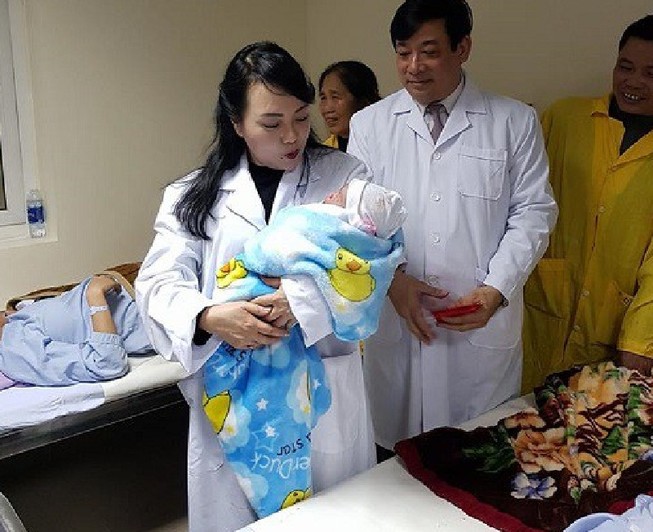 Bộ trưởng Bộ Y tế thăm người bệnh đón giao thừa tại BV