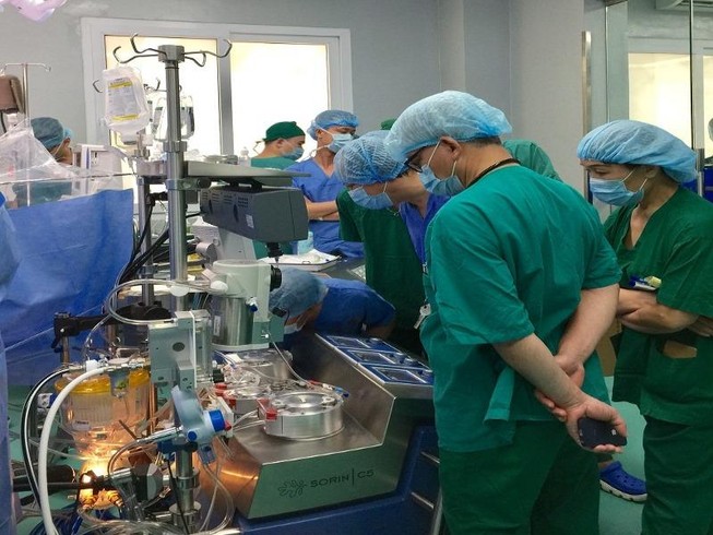 Mở lồng ngực, cho tim phổi nhân tạo thở thay để cứu người