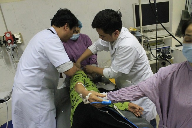 Suýt chết tức tưởi vì ngậm đá nano trị bách bệnh