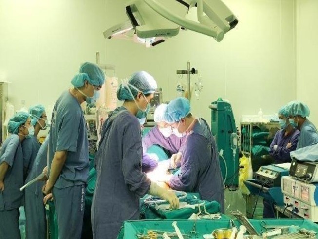 Lần đầu ghép gan, thận cùng lúc cho bệnh nhân ngoại quốc