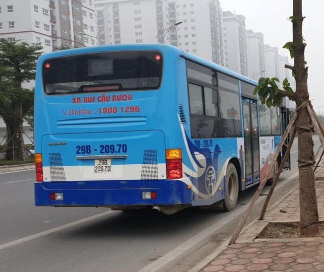Tài xế xe buýt bị phạt nồng độ cồn, khách phải chuyển xe