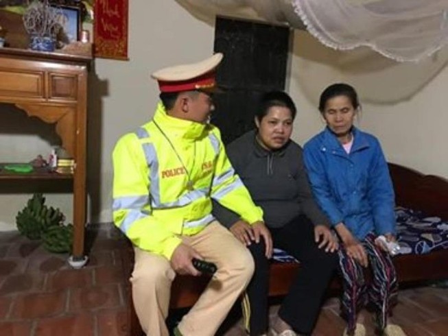 CSGT xuyên đêm rét đưa người phụ nữ lang thang về quê ăn Tết