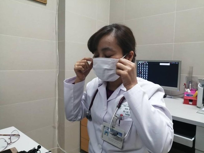Cách đeo khẩu trang đúng hạn chế lây nhiễm virus Corona