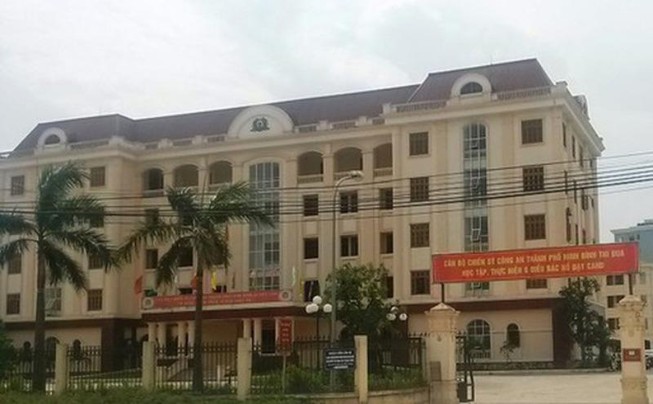 Xe chở phạm nhân lao vào cột đèn, 1 đại úy công an hy sinh