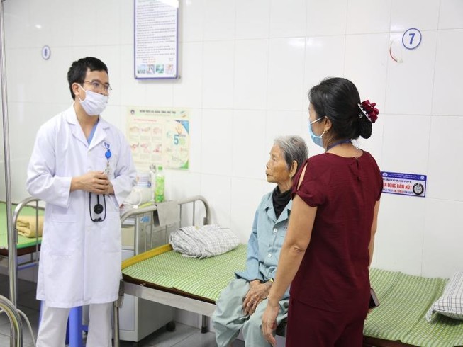 30 phút cứu cụ bà lớn tuổi nhất Việt Nam bị nhồi máu cơ tim