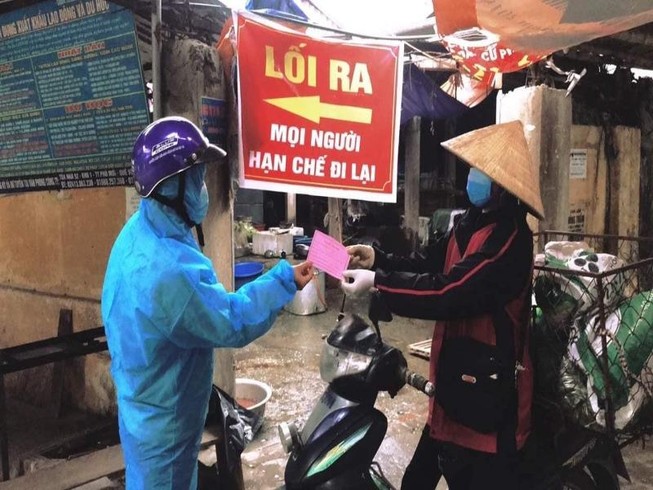 Dịch COVID-19: Người dân TP Chí Linh dùng tem phiếu đi chợ