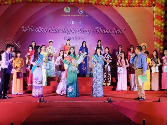 Duyên dáng thanh lịch nữ công chức ngành toà án
