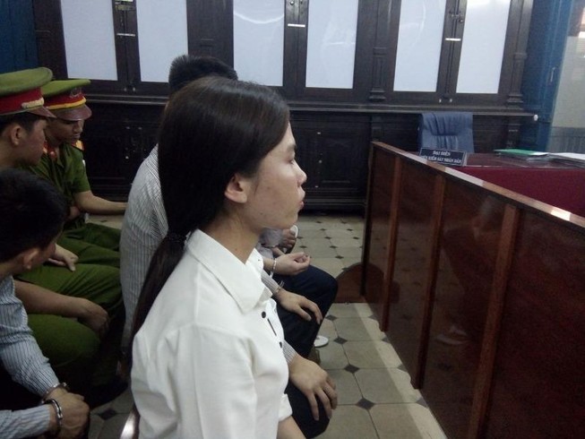 Cô gái đâm chết bạn trai bật khóc nức nở vì thoát tù