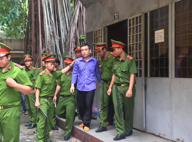 Khó xử 'tập đoàn' mua bán hàng cấm bằng... 'bí danh'