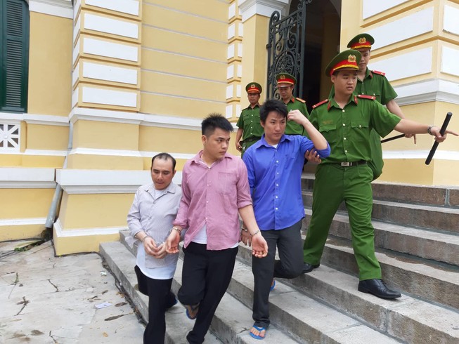 Mang kiếm đi đòi nợ thuê, bị chủ nhà truy sát