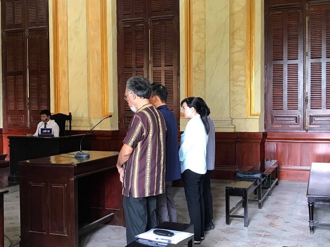 Sếp ôm hơn 60 tỉ trốn sang nước ngoài, cấp dưới lãnh án