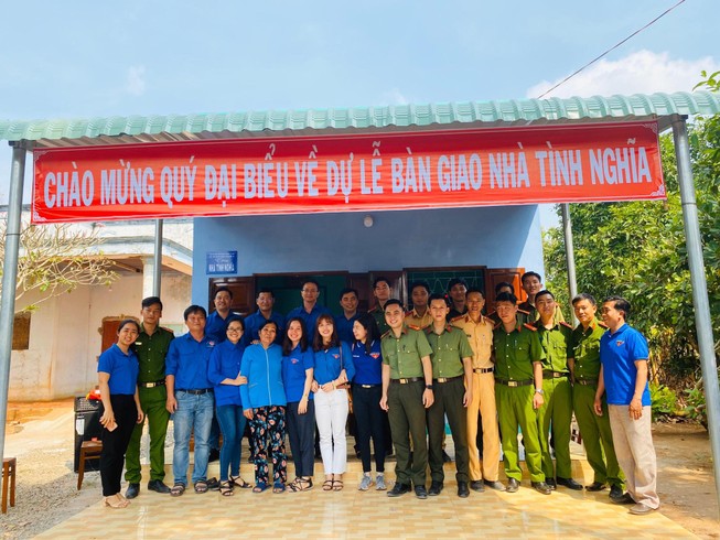 Tòa án và công an trao tặng nhà tình nghĩa, quà tết