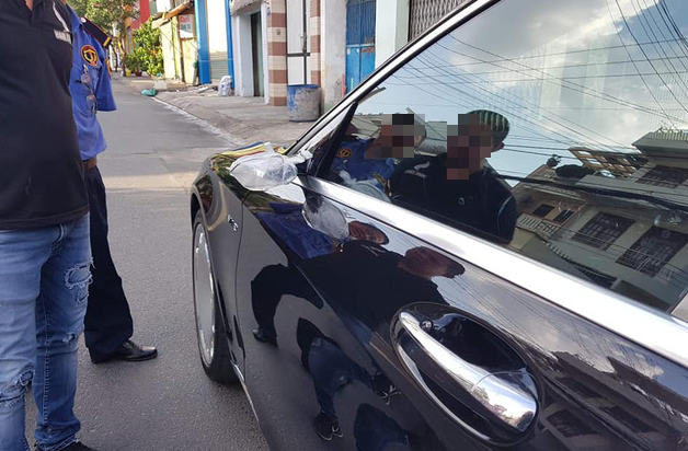 Bẻ kính chiếu hậu xe BMW của bạn gái cũ để được gặp