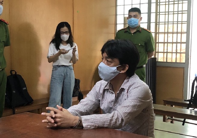 Người bán hủ tiếu chém lìa tay người bạn bán vé số