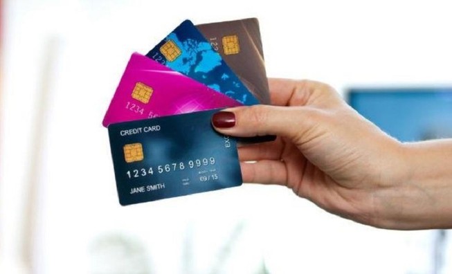 Xài thẻ tín dụng 500 triệu bị kiện đòi 3,6 tỉ đồng