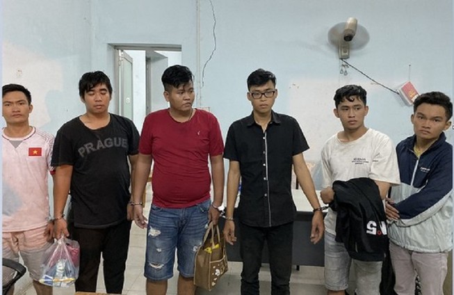 Giả cảnh sát hình sự để đi cướp