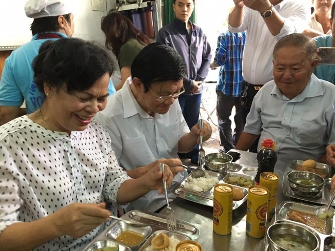 Vợ chồng ông Tư Sang ăn cơm 2.000 đồng cùng người nghèo