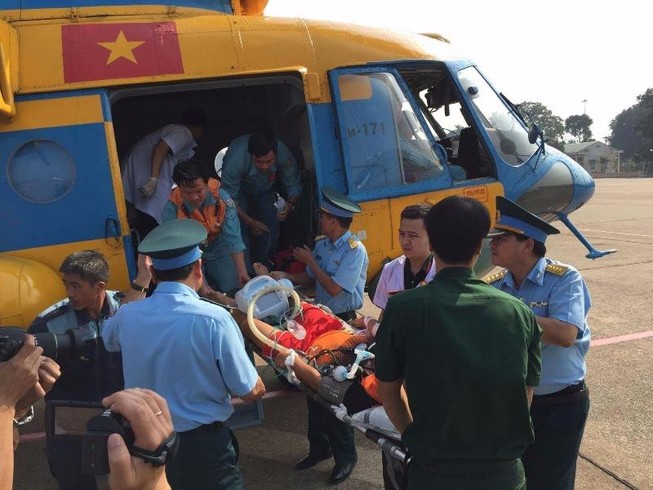 Trực thăng đưa ngư dân Trường Sa về đất liền cấp cứu