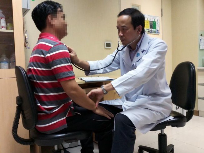 Hoại tử khớp do thuốc chữa ngứa đầu chứa corticoid
