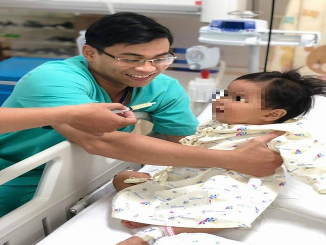 Bé trai uống nhầm xăng trong chai nước giải khát