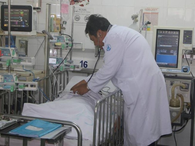 Bị cấm yêu bạn đồng tính, uống thuốc tự tử