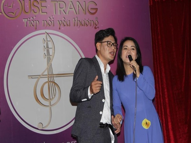Bác sĩ hát quyên tiền giúp sinh viên y khoa nghèo