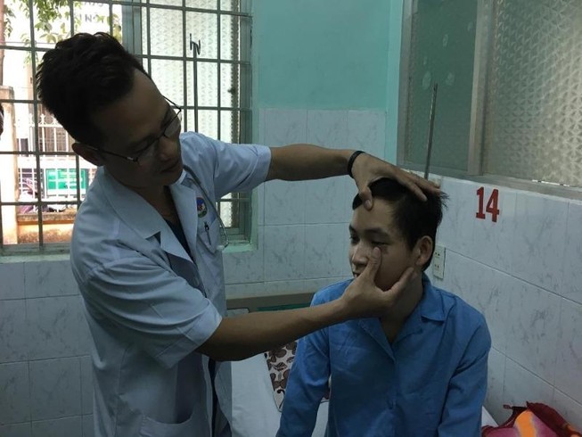 Điều máy lọc máu, bác sĩ từ TP.HCM lên Tây Nguyên cứu tân binh