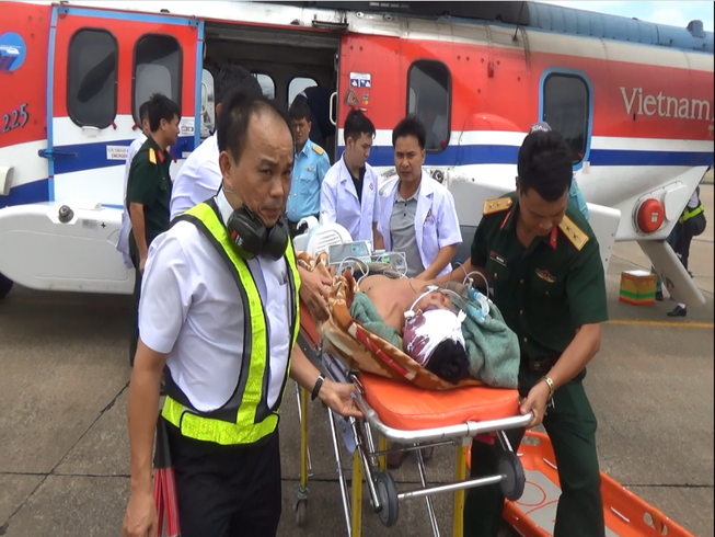 Tổ cấp cứu đường không BV 175 cứu ngư dân trên đảo Phan Vinh