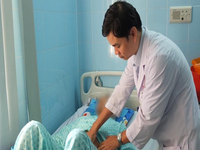 Bất ngờ vỡ động mạch chủ bụng trên xe đi đám cưới đầu năm