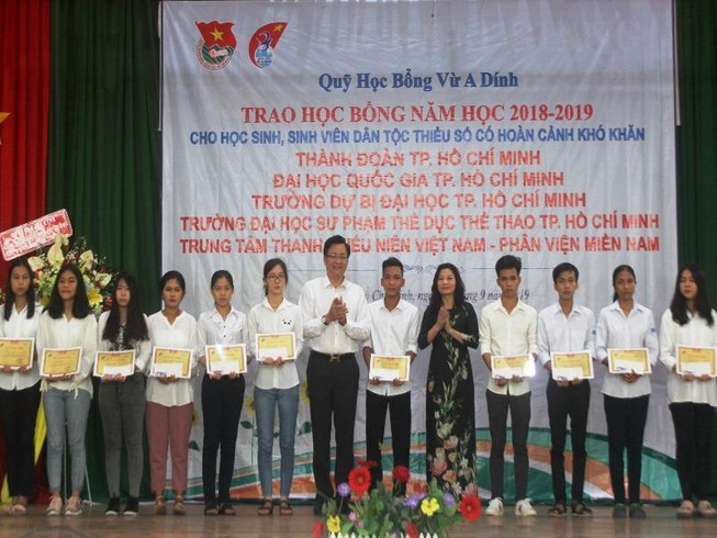 Quỹ học bổng Vừ A Dính trao 200 suất học bổng cho HS-SV nghèo