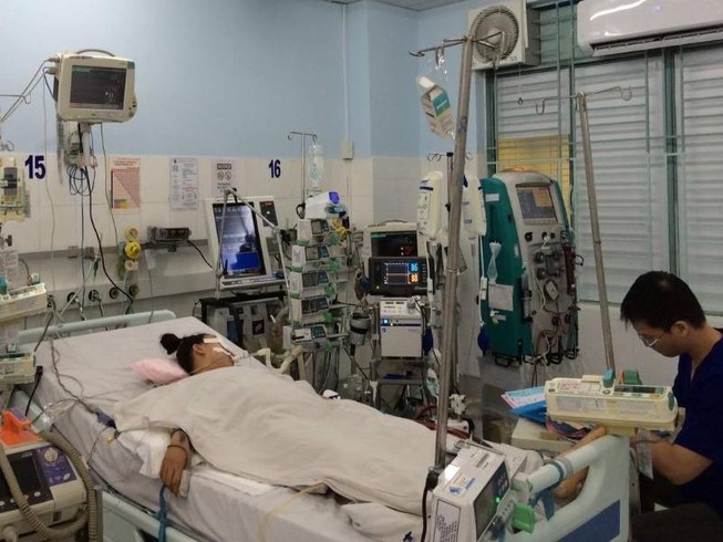 Kẹt xe nửa tiếng, vừa đến cổng bệnh viện bé gái ngưng tim