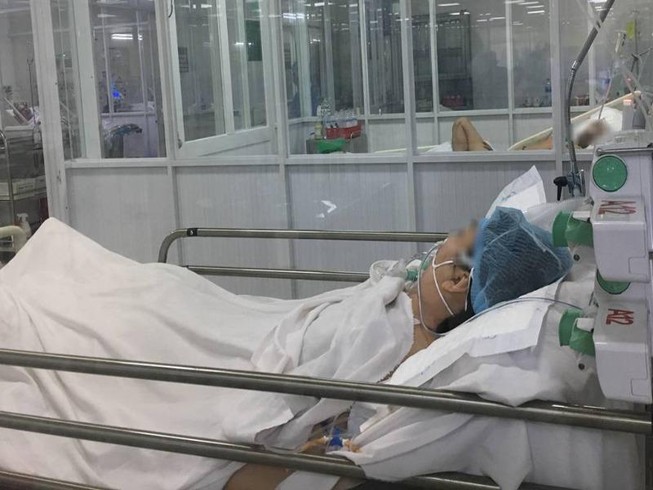 Trên đường đi làm, người phụ nữ trẻ ôm ngực đi cấp cứu