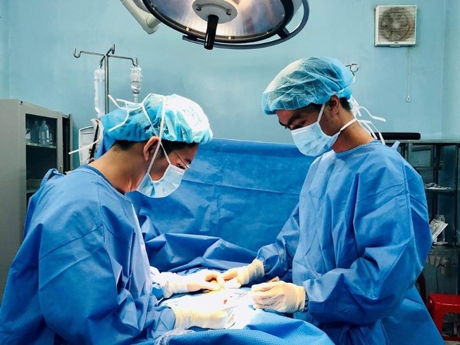 Tinh hoàn bé 14 tuổi đột ngột bị xoắn suýt gây hoại tử