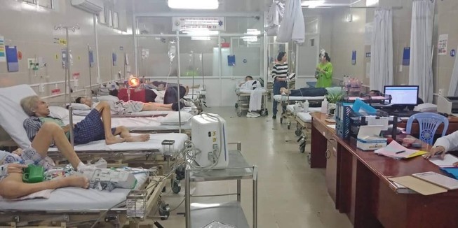 Hàng trăm học sinh đi dã ngoại phải cấp cứu sau khi ăn xôi gà
