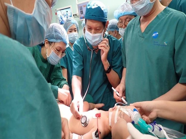 Ca mổ tách song sinh: Dị tật phù hợp dự liệu trước phẫu thuật