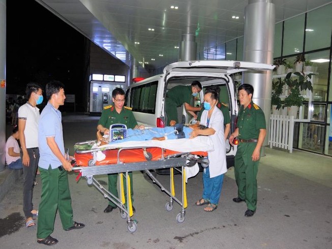 Trực thăng bay đêm cứu ngư dân ở quần đảo Trường Sa