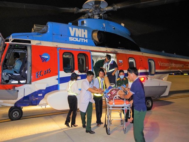 Trực thăng vượt thời tiết xấu đưa bệnh nhân vào đất liền