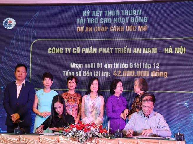 Quỹ Học bổng Vừ A Dính tiếp nhận hơn 53 tỉ đồng ủng hộ