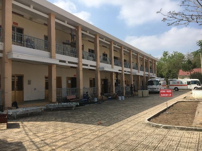 Nam tiếp viên lây bệnh từ đâu, tại sao lại cách ly tại nhà?