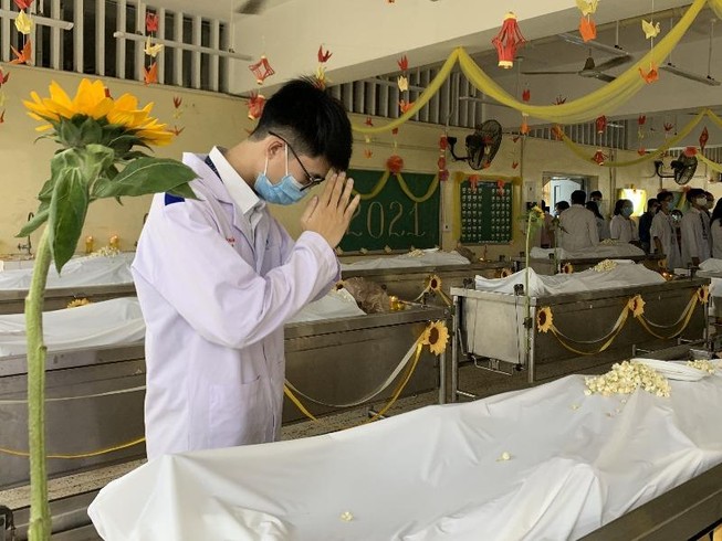 Sinh viên trường y ở TP.HCM tri ân người hiến xác cho khoa học