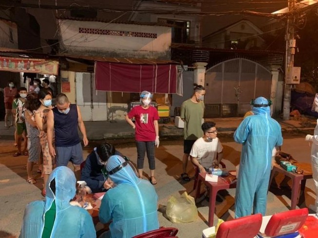 TP.HCM xuyên đêm lấy mẫu xét nghiệm COVID-19 ở chợ, nhà trọ