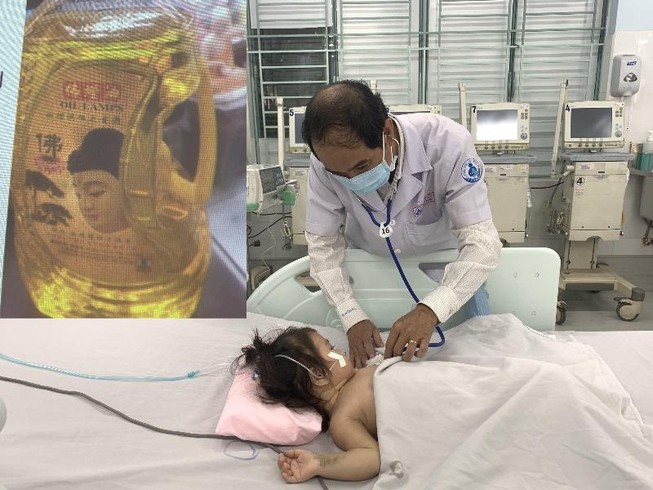 Móc họng cứu con uống dầu thắp đèn, vô tình hại con nguy kịch