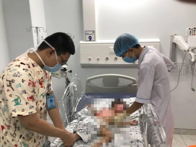 Bé trai bị phỏng nước sôi nặng. Ảnh: BVCC