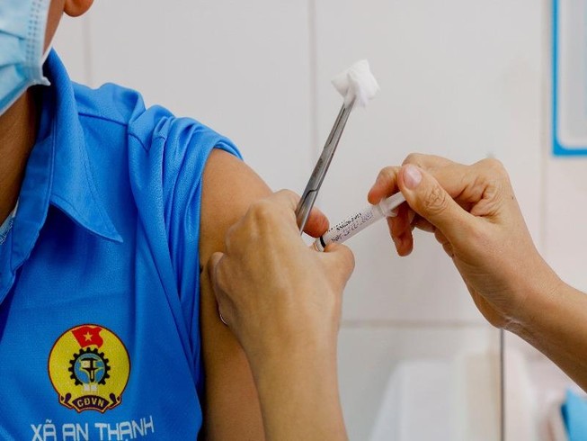 TP.HCM ưu tiên tiêm chủng vaccine COVID-19 cho 44.000 người