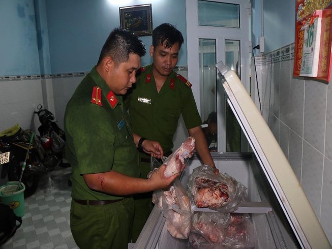 Bắt giữ hơn 2 tạ chân giò heo hư thối, bốc mùi