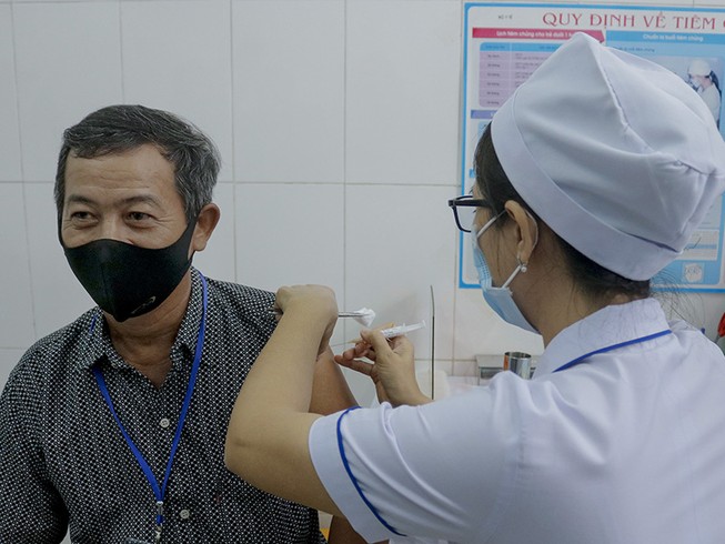 Tiêm thử nghiệm giai đoạn 2 vaccine Nanocovax