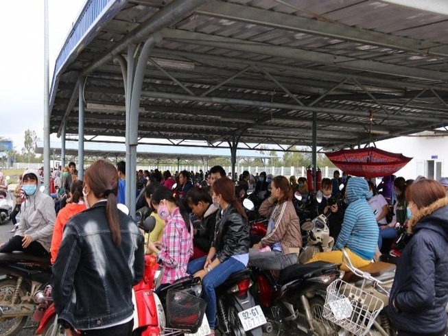 Gần 1.000 công nhân may đình công