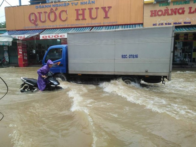 Núi lở vùi hai người đang chạy xe máy
