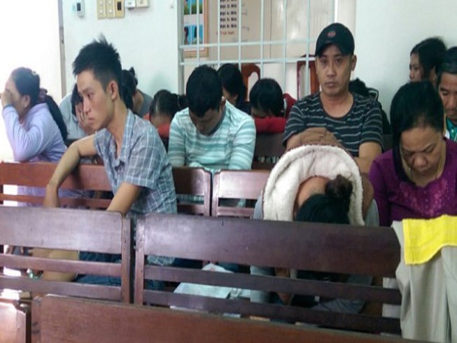 Cảnh sát ập vào bắt 24 con bạc đang sát phạt