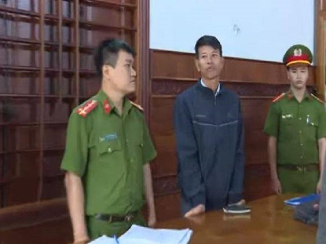 Tạm giam người đàn ông tàng trữ gỗ không rõ nguồn gốc